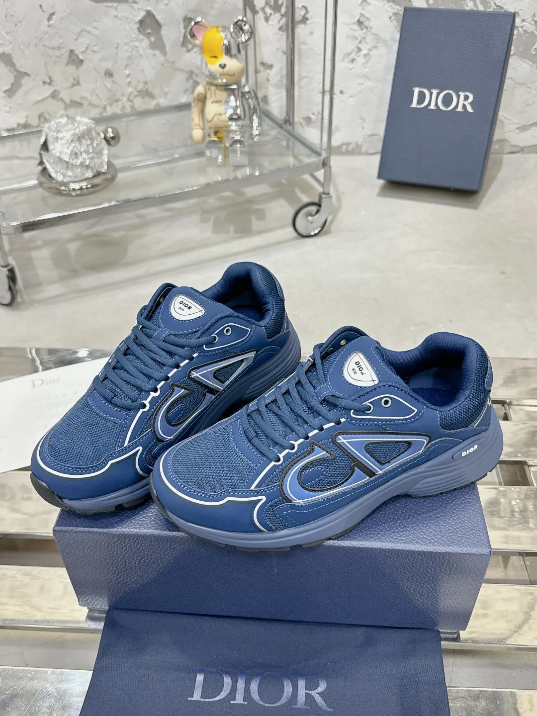 Men's men's shoes 💰600❤️❤️❤️High version Dior Dior's latest color matching B30 series reflective dad sneakers original 17380💰 purchased for development and production Brand new B30 sneakers Dad Shoes style shoes that follow the trend of the retro market The Dior logo on the tongue also indicates that this pair of shoes is the B30 model! B30 uses fine-textured leather and mesh cloth materials to form a shoe body. There are conspicuous letters CD on both sides of the shoe body to indicate identity. Many lines on the shoe body outline details to make the shoes look less monotonous and full of retro flavor. The delivery counter is exquisitely packaged🛍📦 ▪️Fabric: Original customized technical fabric + mesh ▪️Inner lining: Customized breathable lining ▪️Outsole: Original molded IP foam + TPU outsole ▪️Sole thickness: 3.5CM ▪️Size: Women’s size 35-40 / Men’s size 39-46
